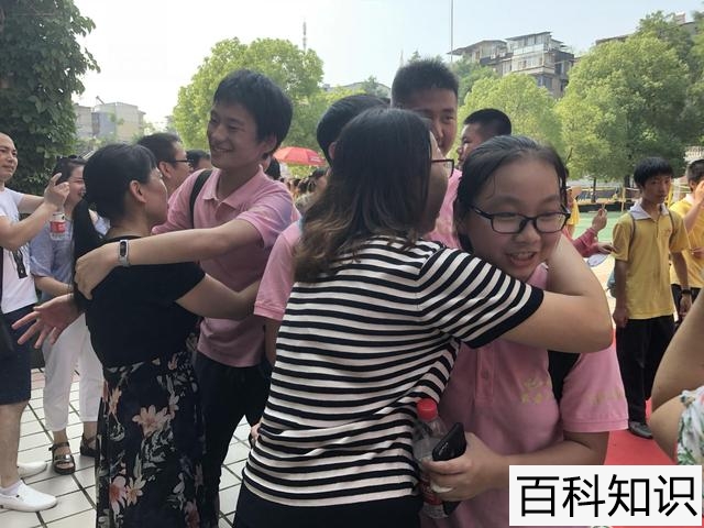 女人对男人崇拜是什么意思，情商高的女人夸男人？